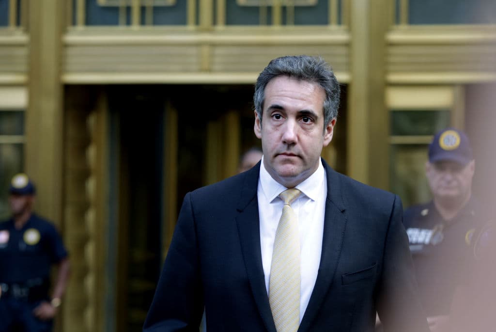 "Soy el tipo que recibiría una bala por el presidente”, llegó a declarar Michael Cohen, ex abogado de Trump. Él se declaró culpable en 2018 de fraude fiscal, mentir al Congreso y violaciones al financiamiento de campañas por facilitar pagos de dinero secreto a dos mujeres que alegaron amoríos en el pasado con Donald Trump.
<br>
<br>Trump negó las aventuras amorosas con las mujeres.
<br>
<br>Cohen, de 53 años, empezó a purgar su condena en mayo de 2019 y debería permanecer tras las rejas hasta noviembre de 2021. La pandemia del coronavirus le permitió cumplir parte de su condena en arresto domiciliario.