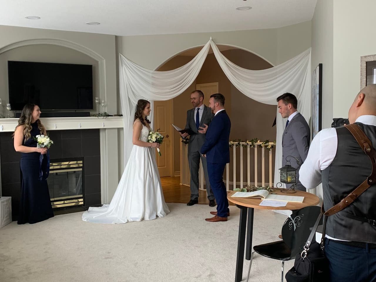 Así fue el caso de Anastasija y Josh Davis, de British Columbia en Canadá, que tuvieron que cancelar su boda el 3 de abril en la que tenían planeado recibir a 135 invitados, pero decidieron llevar a cabo la ceremonia en la casa de los papás de Josh.