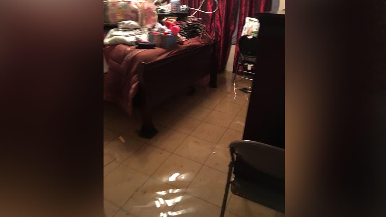 Las acumulaciones de agua afectan viviendas en el área de Kingwood