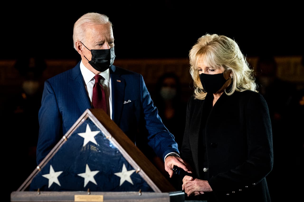 El presidente Joe Biden y su esposa, la doctora Jill Biden, durante el homenaje a Brian Sicknick, oficial de la policía del Capitolio que murió durante el asalto al Capitolio el pasado 6 de enero.