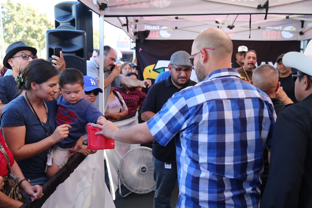 Algunos niños participaron en la rifa para poder que sus padres no se perdieran la oportunidad de estar en este gran evento.