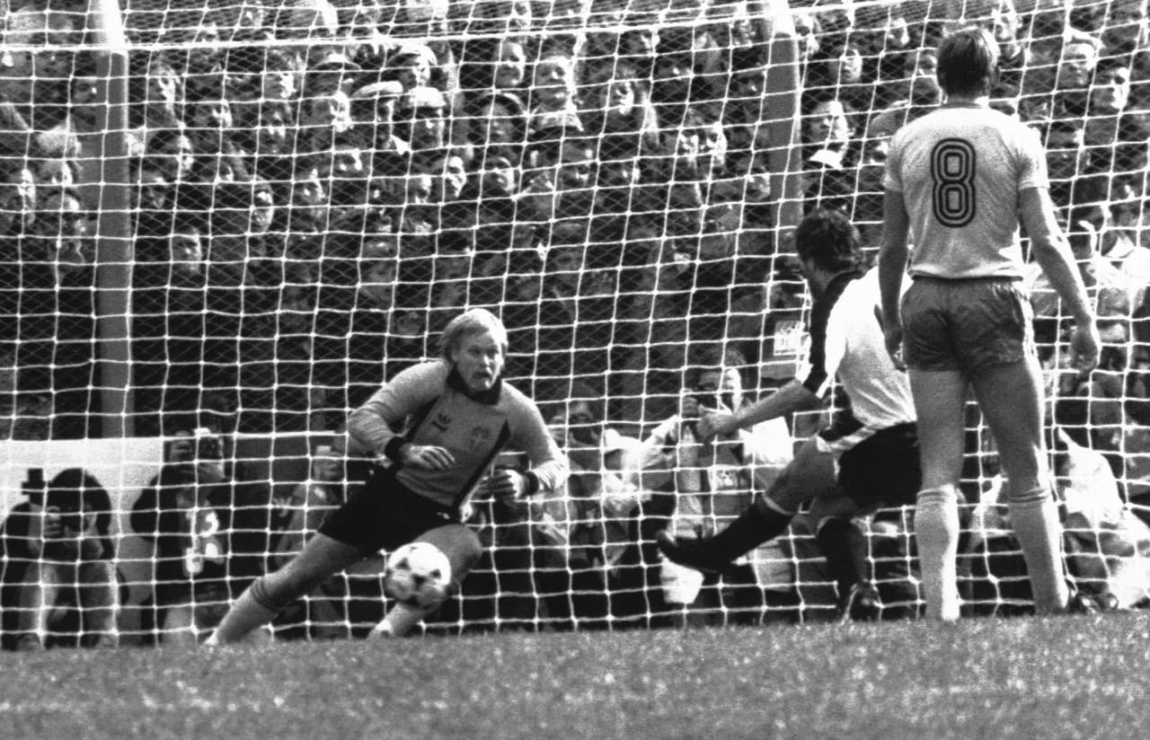 El único jugador que aparece en el club de los 800, es Josef Bican, además de su que cantidad de goles te maravillará, te sombraras más con saber que esos 805 goles en 530 partidos.