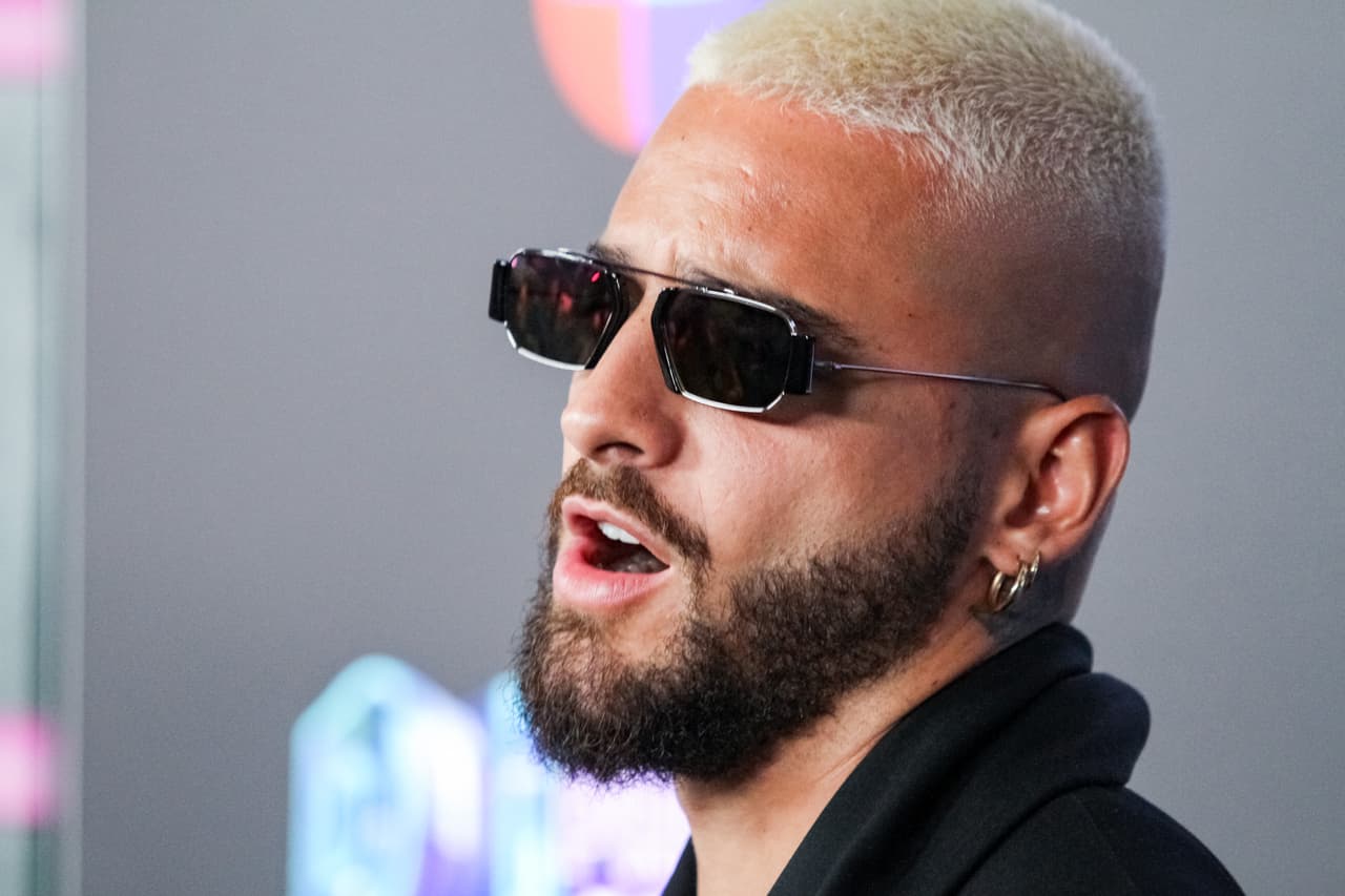 Maluma y sus lentes de sol con las que pasó por la alfombra de Premios Juventud.