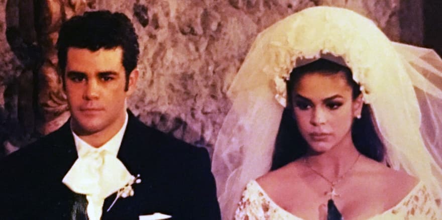 Bibi Gaytán lució un traje con escote, corona de rosas blancas de seda y su corte de varias capas permitía que su cuerpo de mujer embarazada se disimulara de manera discreta. La caída del vestido era de 2 metros y tuvo un costo aproximado de diez mil dólares. "Ese día fue el momento en que sentí un compromiso muy serio ante Dios, mi mujer y, bueno, mi primer hijo, que ya venía en camino", afirmó Eduardo Capetillo a El Gordo y La Flaca.
<br>