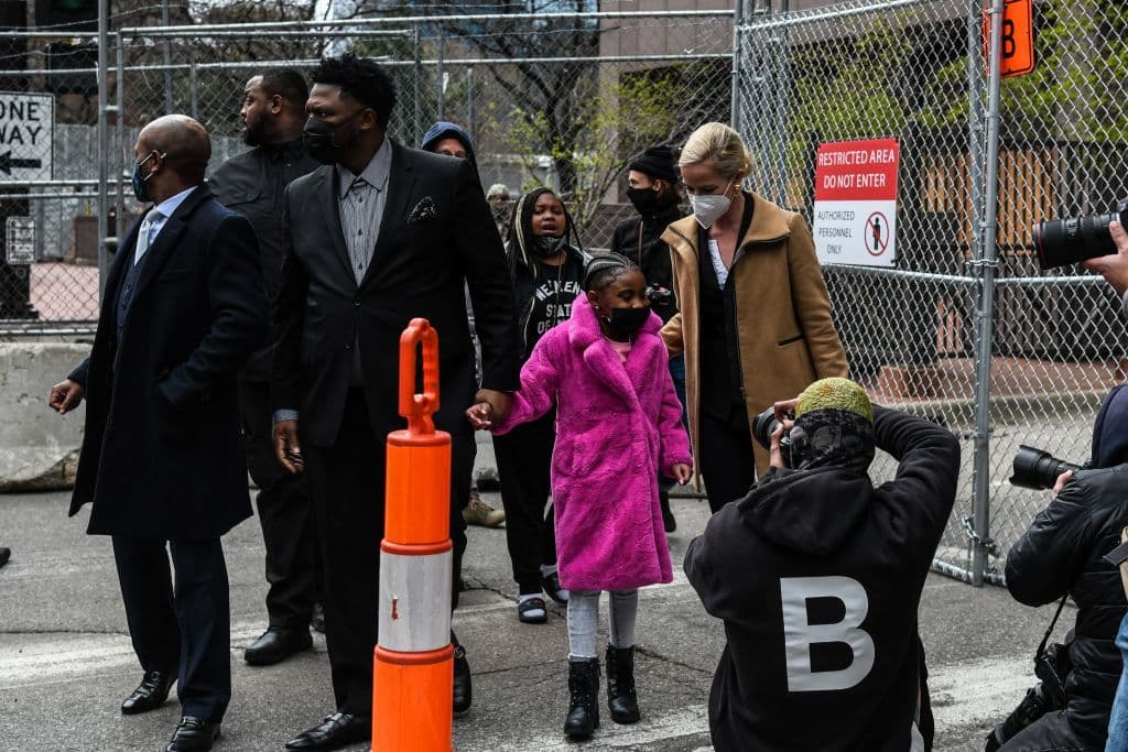 Floyd, de 46 años,
<a href="https://www.univision.com/noticias/politica/la-muerte-de-george-floyd-revela-las-heridas-abiertas-del-pecado-original-de-eeuu-el-racismo" target="_blank">murió el 25 de mayo</a> después de ser arrestado bajo sospecha de intentar pagar con un billete de $ 20 falsificado para comprar un paquete de cigarrillos en un mercado de la esquina. E
<br>
<br>En la imagen, Gianna Floyd, de 6 años, camina con su familia afuera del Palacio de Justicia en Minneapolis, Minnesota el 19 de abril de 2021.