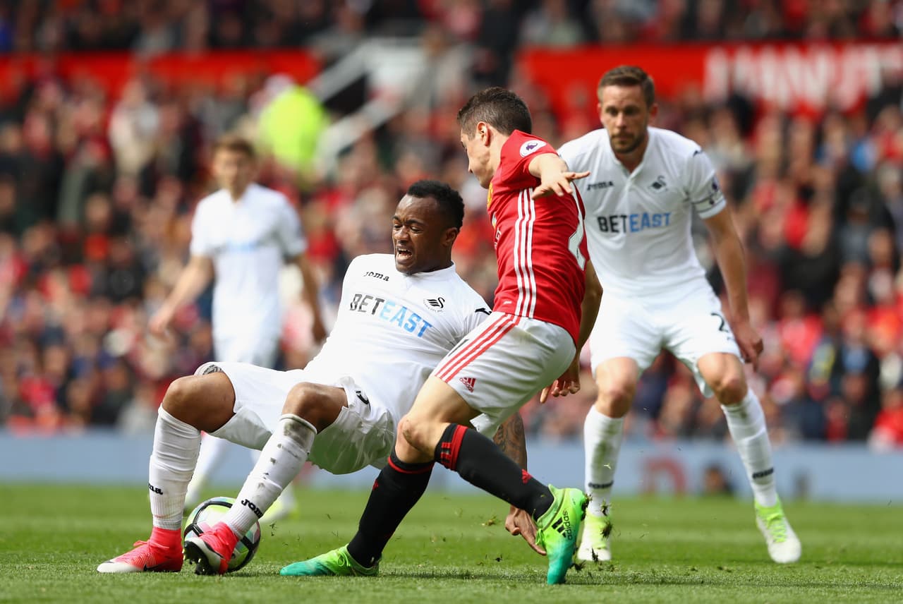 Manchester United empata con el Swansea pero se mantiene en puestos europeos