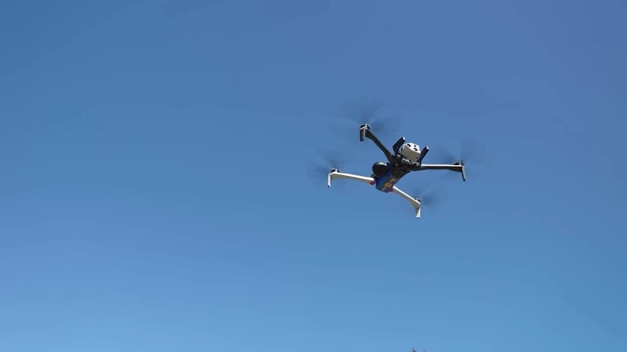 “El gobierno puede establecer restricciones temporales de vuelo en torno a eventos especiales para garantizar la seguridad pública. Volar en esas zonas no solo es peligroso, sino que constituye un delito federal. Las infracciones pueden conllevar multas de hasta $100,000, un año de prisión y la confiscación del dron”, señaló Marlo Graham, agente especial a cargo de la oficina del FBI en Atlanta.