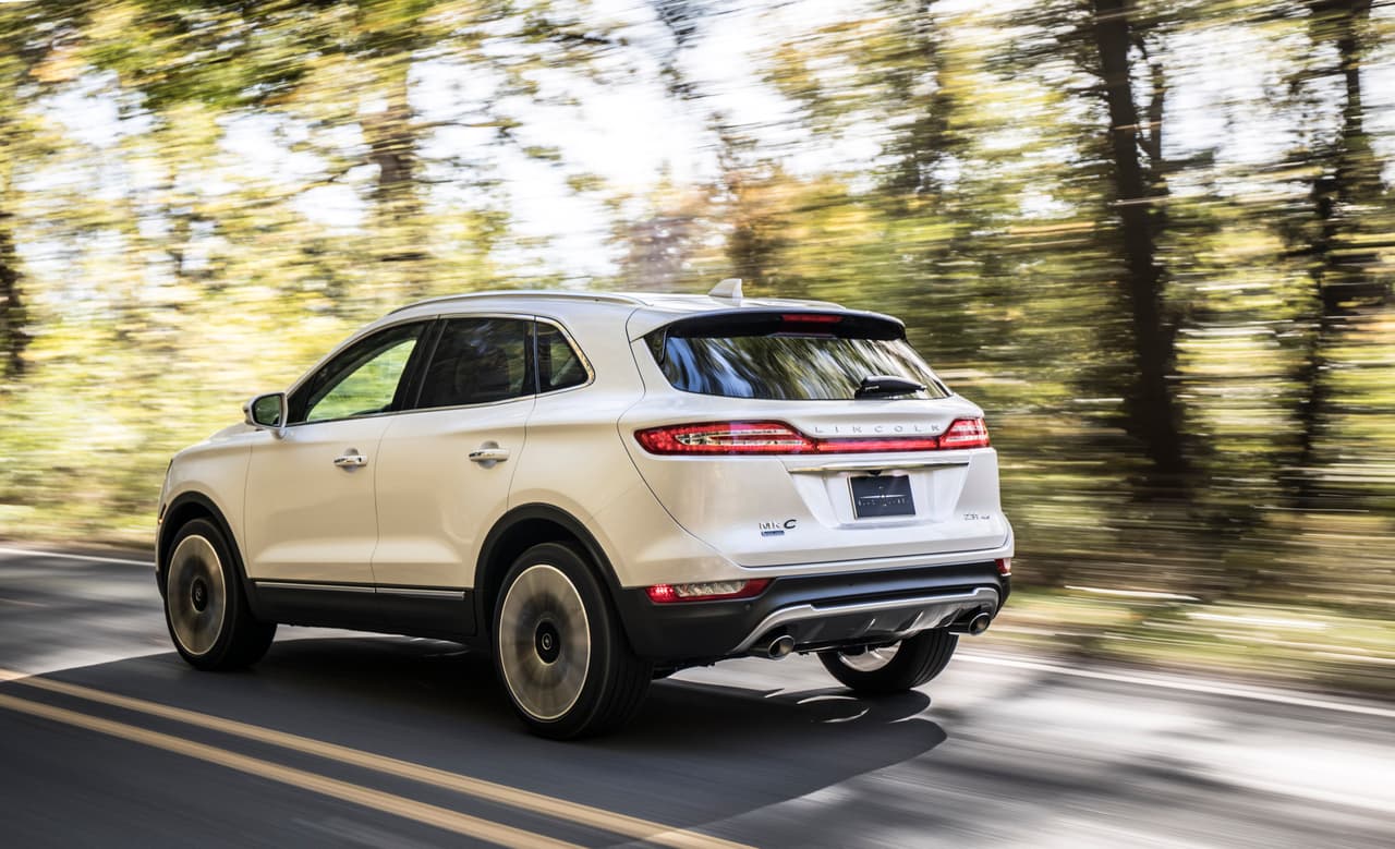 <b>Lincoln MKC 2019</b>
<br>Dispondrá de dos motores cuatro cilindros: de 2.0 litros turbocargado de 245 caballos de fuerza y 2.3 litros turbocargado de 285 hp. Ambas versiones con tracción integral.
<br>Dentro de las mejoras en el equipamiento estándar se encuentran la conectividad Wifi y conexiones USB para todos sus pasajeros.