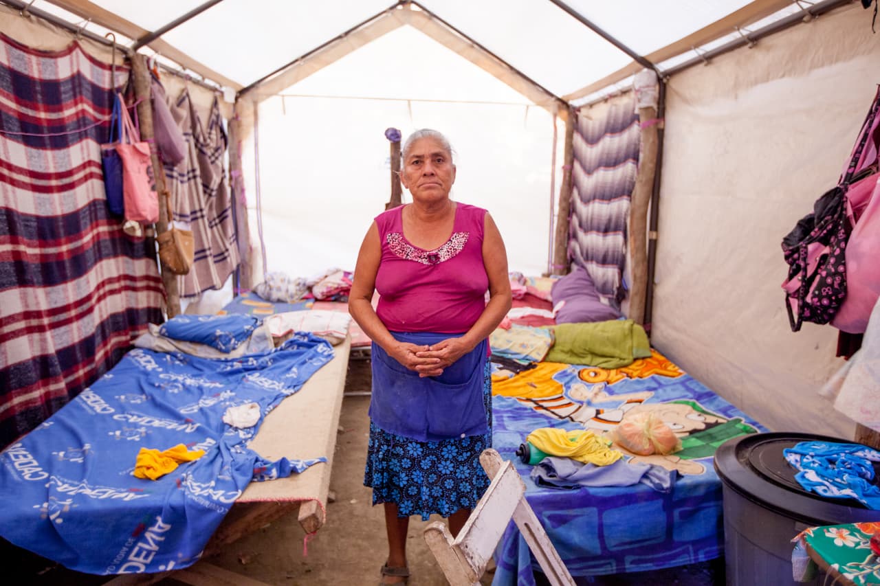 "Necesito una casita". Esta es una de las pocas frases que Isabel Vicente Juan sabe pronunciar en castellano. Esta mujer zapoteca de 65 años vive desde hace seis meses bajo una tienda de campaña junto a 11 de sus familiares, en el pueblo oaxaqueño de Unión Hidalgo. Cada vez que llueve, el agua inunda el piso de tierra y se filtra entre las lonas.
