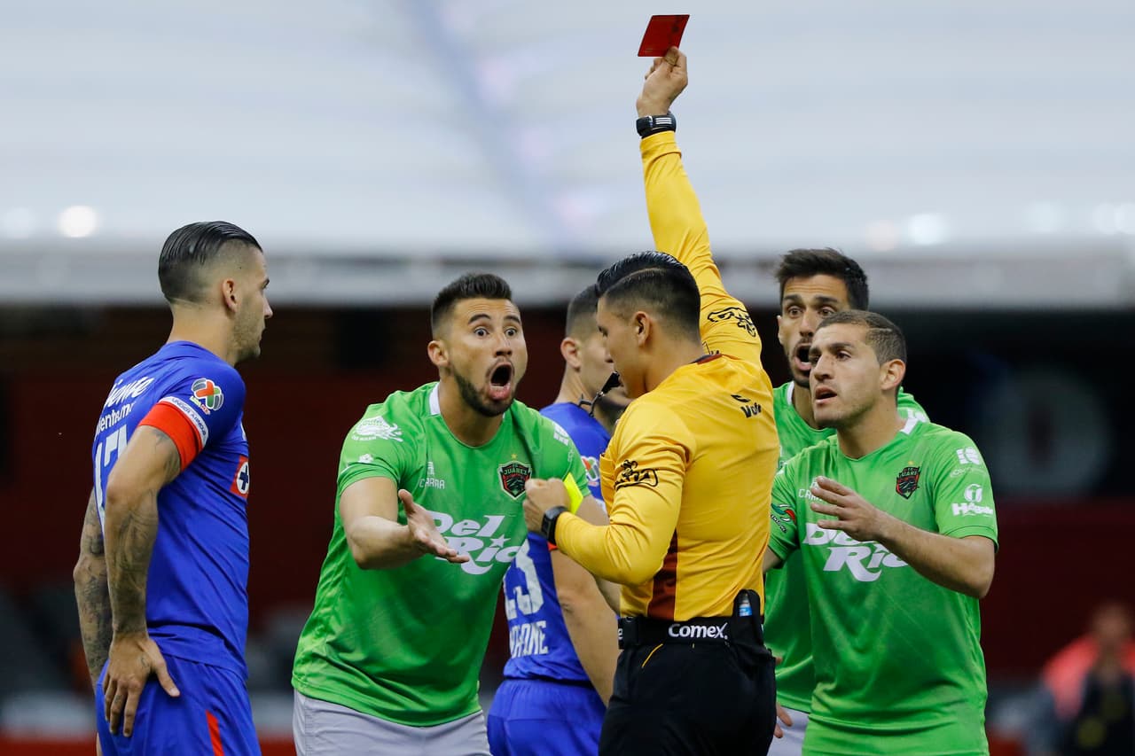 Pero a los 46 minutos, apenas reanudando el juego, el árbitro expulsó a Elio Castro de los Bravos por una agresión a Pablo Aguilar. Una decisión controversial y que afectó a los chihuahuenses.