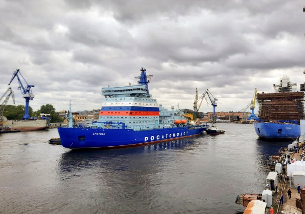Una imagen del rompehielos nuclear ruso Arktika mientras sale de un puerto en San Petersburgo, Rusia, el martes 22 de septiembre de 2020.