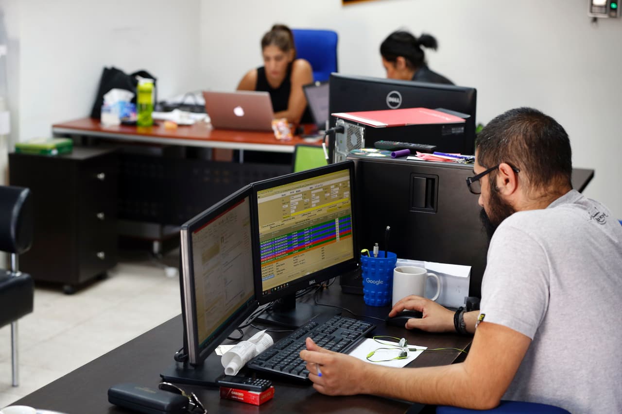 Existen dos formas de acoso sexual en el trabajo: uno que hace el ambiente laboral sea hostil o intimidante; y otro en el que una decisión laboral (ascenso, asignación de trabajo o incluso el despido) depende de la sumisión de la víctima.