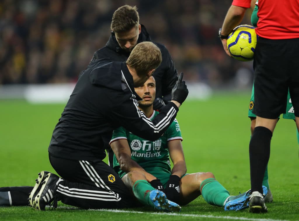 Tras un choque, Romain Saiss es atentido por los médicos de los Wolves.