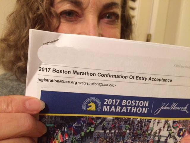 Switzer muestra su inscripción para la maratón de Boston de este año. Poder correr esta carrera es una meta para muchos atletas pues hay que lograr un tiempo específico (de acuerdo a la edad) para ser aceptado. (Facebook de Kathrine Switzer)