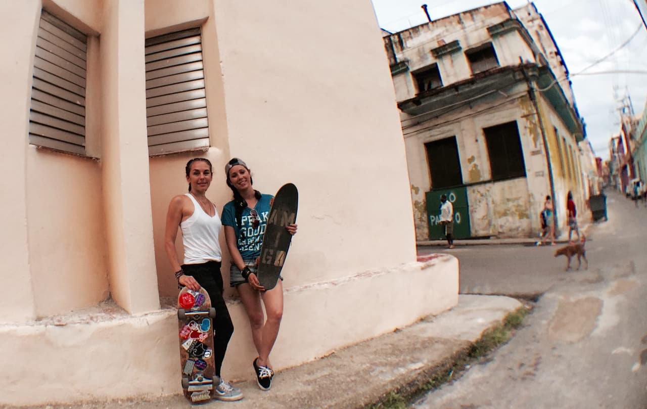 Anna Robbins (derecha) y Ariadna (izquierda) en las calles de La Habana. Esta foto fue tomada una hora después de conocerse.