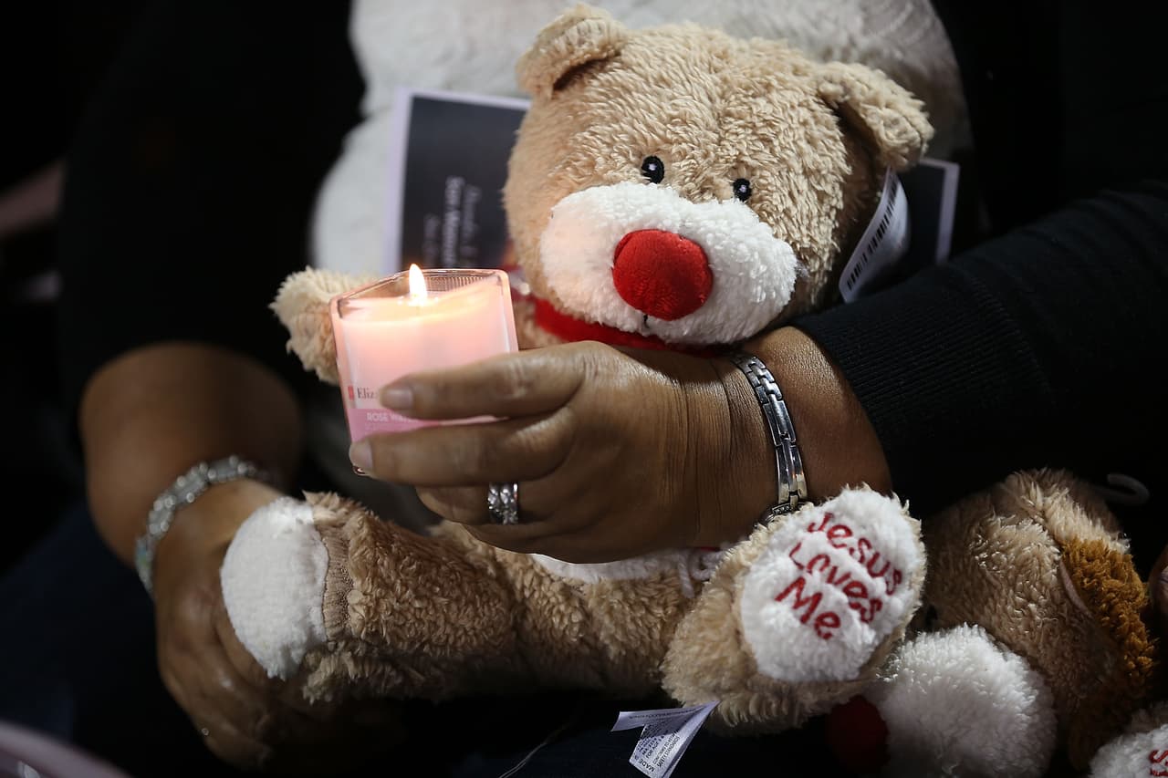 Esta mujer también llevó un oso de peluche a la vigilia del estadio San Manuel