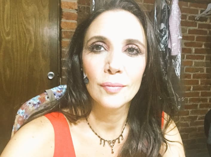 Posteriormente ingresó al Centro de educación artística de Televisa (CEA) y siguió trabajando en importantes puestas en escena como el exitoso musical 'Cats' (en 1991 y 2014).