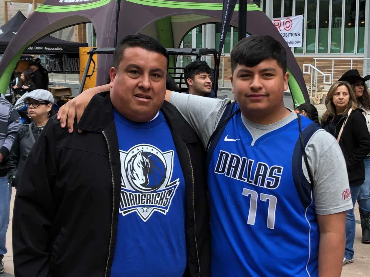 Angel Urbina y su hijo Damián Urbina, naturales de El Paso y ahora residentes de Dallas, demostraron su afición por los Mavericks de Dallas durante la actividad.