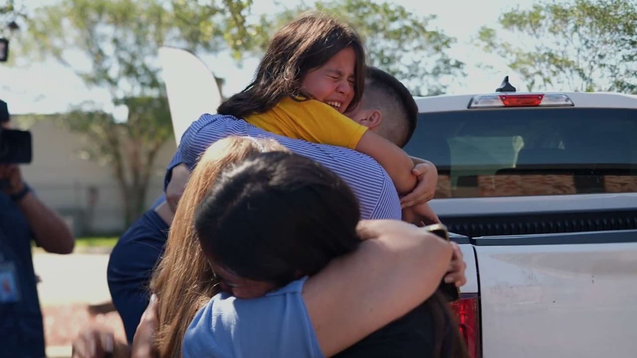 Liberan a madre venezolana y a sus dos hijos detenidos por ICE cerca de una parada escolar