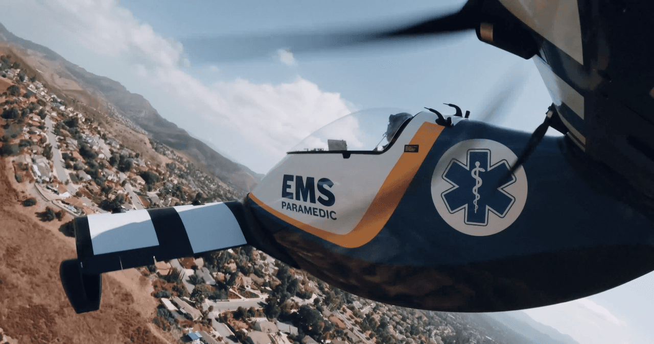 <b>Despega y aterriza verticalmente</b>sobre múltiples superficies como pasto, nieve, asfalto o hielo, sin necesidad de pista ni tren de aterrizaje.