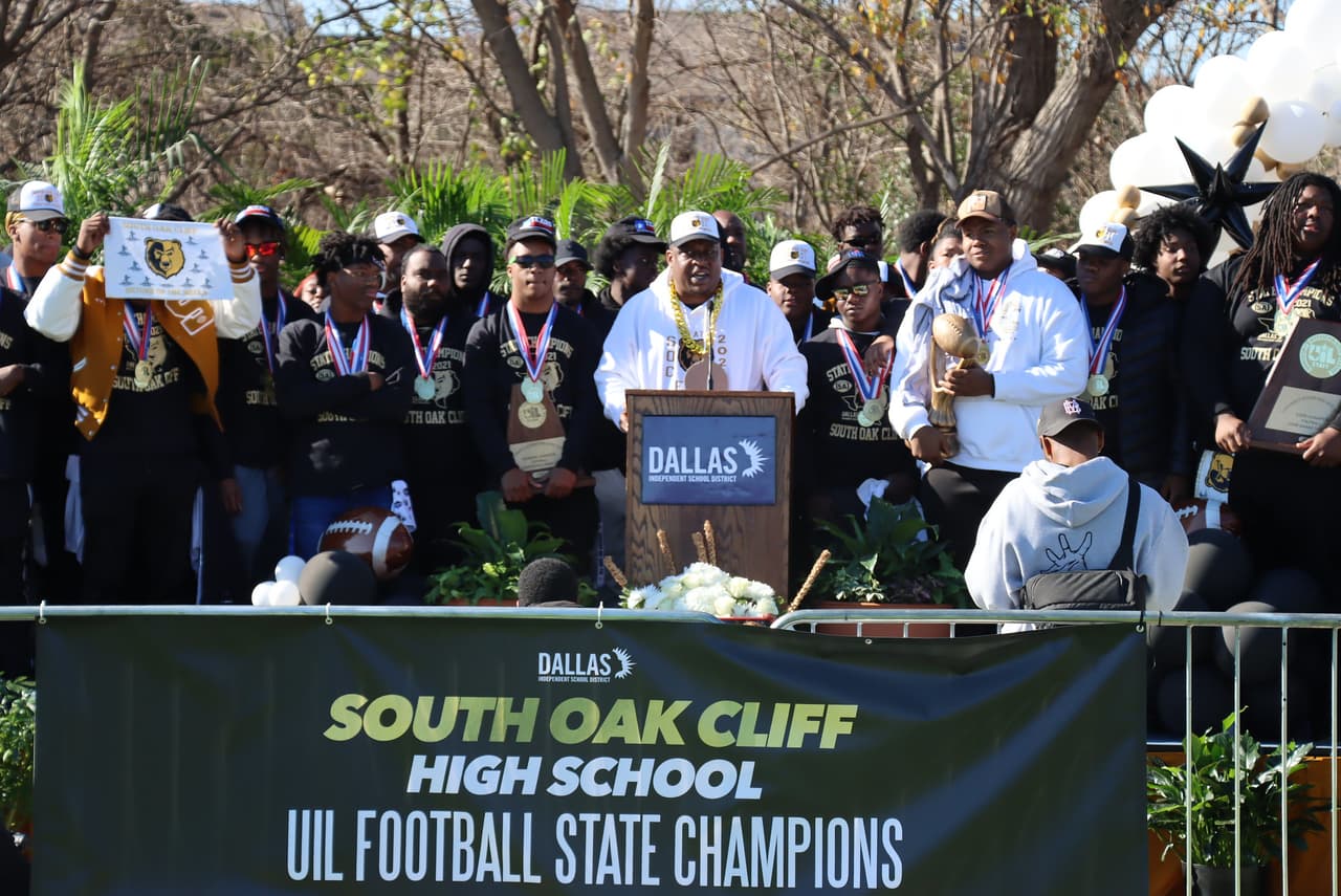 En su
<a href="https://twitter.com/dallasschools/status/1473373440727990272" target="_blank">mensaje</a> el Coach Jason Todd dijo que la grandeza del football de la preparatoria de South Oack Cliff está por dar más.