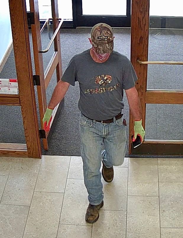 El sospechoso fue descrito como un hombre de unos 30 años de edad. Vestía una camiseta gris, una gorra camuflada y guantes verdes y naranja. Cualquier persona que tenga información debe llamar al investigador Smith al (919) 560-4440, ext. 29365 o al CrimeStoppers al (919) 683-1200.