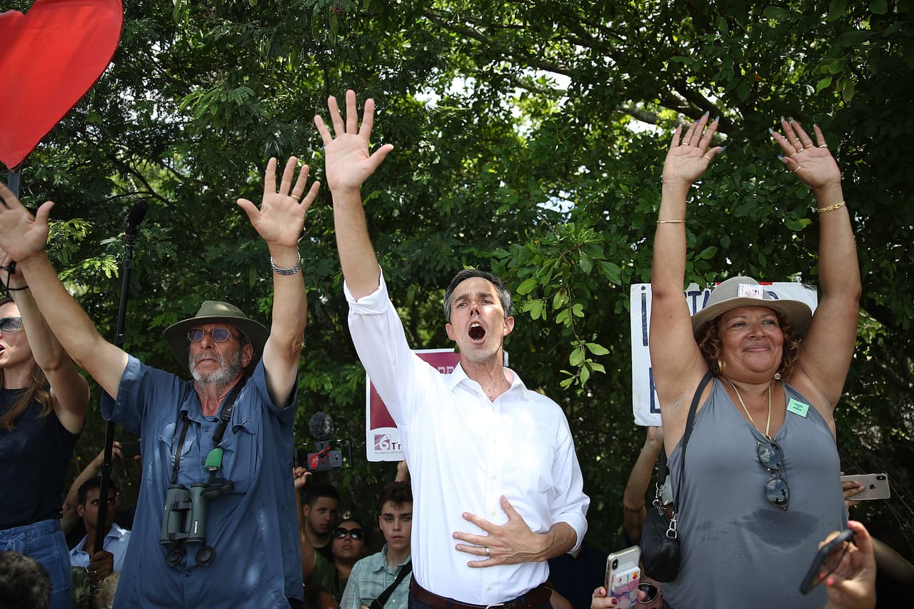 Beto O'Rourke también visitó el centro el jueves en la tarde. La negativa del centro de detención de dejar entrar a los candidatos, entre ellos congresistas y senadores, se dio aunque algunos de ellos dijeron que había solicitado el ingreso con anticipación.