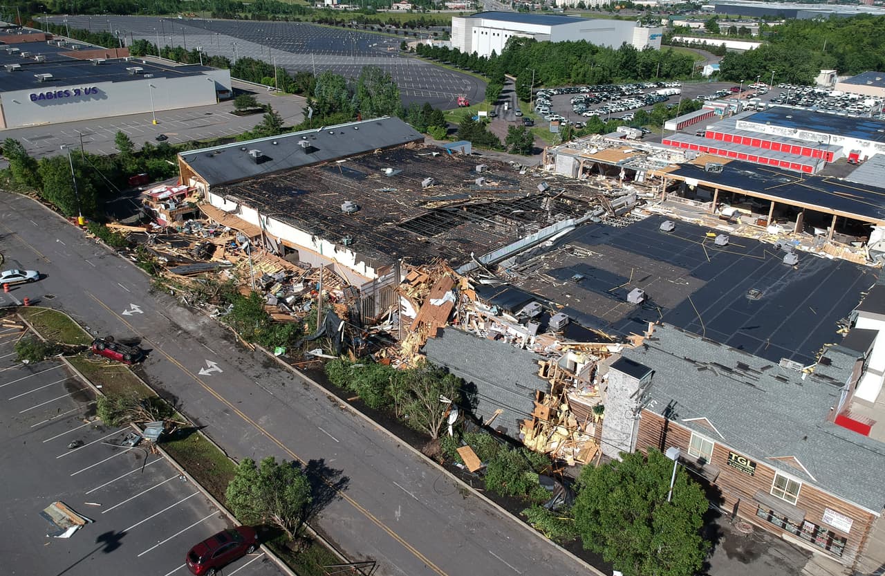 Las imágenes hacen sospechar que fue un tornado lo que causó los múltiples daños.
