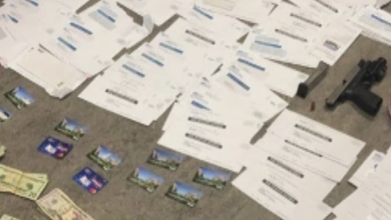 <b>¿Ayudas económicas por covid-19 en la mira de los estafadores? </b>
<br>
<br>Según la policía, los pagos masivos de estímulos económicos, aumentos de créditos de impuestos y los pagos adicionales por desempleo en California, fueron la carnada perfecta para los estafadores en línea.
<br>