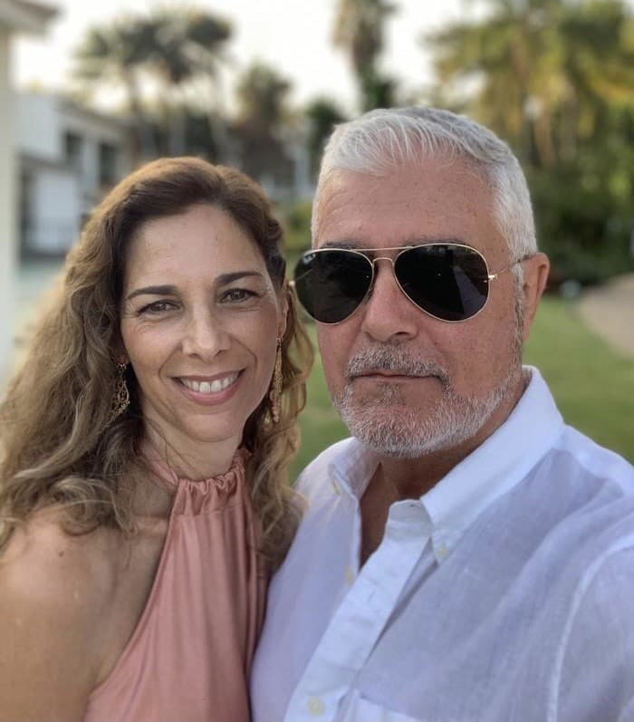 Martín y Paula Lisazo son fruto de su sólido 
<b>matrimonio con Mónica Viedman</b>, con quien se casó en el año 1983. Con ella también ha publicado fotos y así es como luce la pareja a casi 40 años de matrimonio.