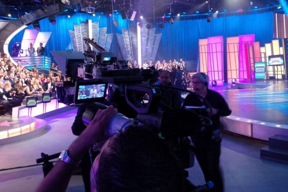 Los técnicos y camarógrafos ajustan detalles.