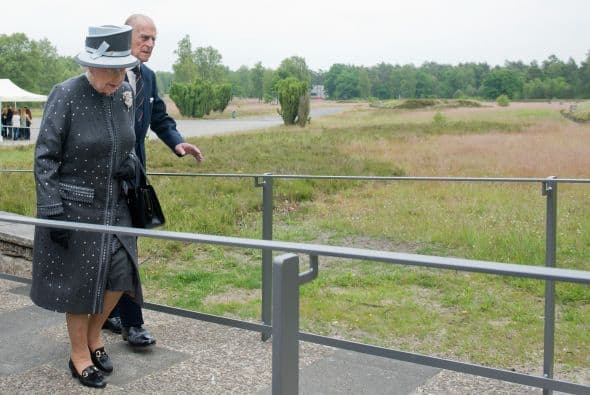 En visita al memorial del campo de concentración de Bergen-Belsen en Alemania.