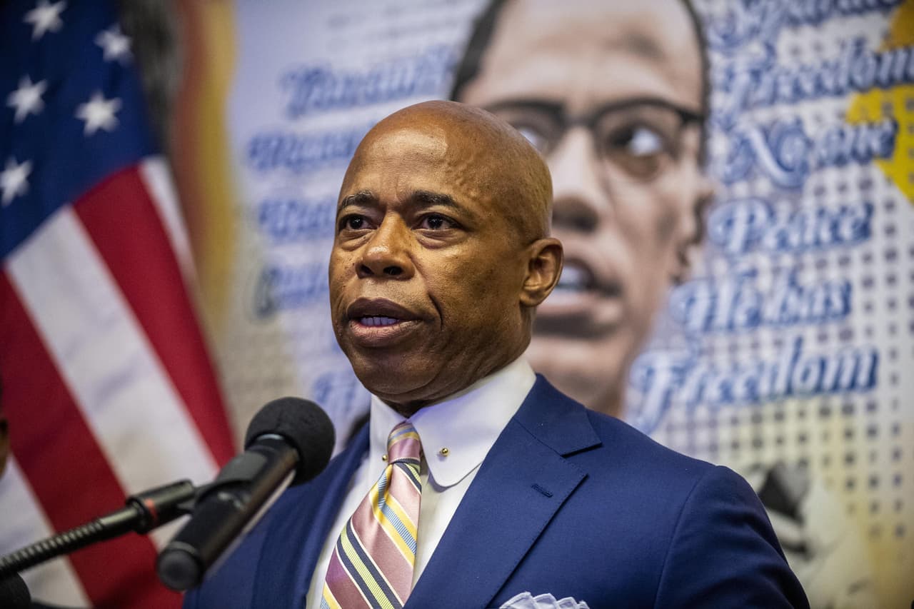 El alcalde Eric Adams también firmó una orden ejecutiva que suspende la ley de refugio, lo que implica que ahora se pondrá a familias inmigrantes en espacios como gimnasios u otros improvisados, sin importar si las juntan con adultos que estén solos.