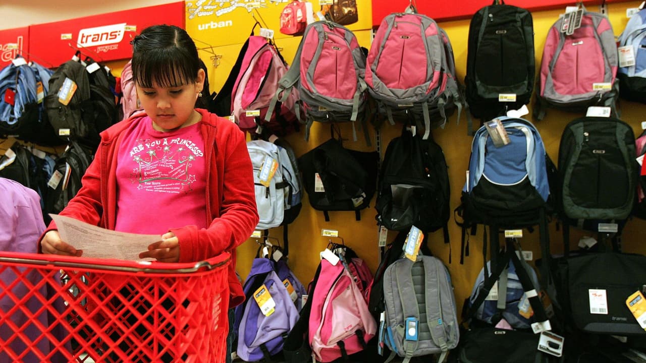 Regreso a clases en Texas: Minoristas prevén que los padres de familia gastarán $890 por cada hijo