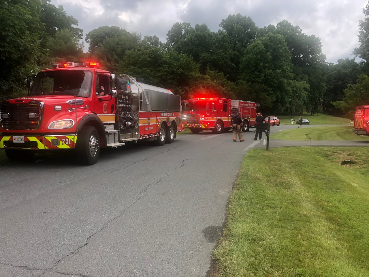 Los bomberos fueron llamados a la cuadra 14200 de Cervantes Avenue el martes, alrededor de las 5:15 PM, donde encontraron a una mujer y a un hombre heridos.
