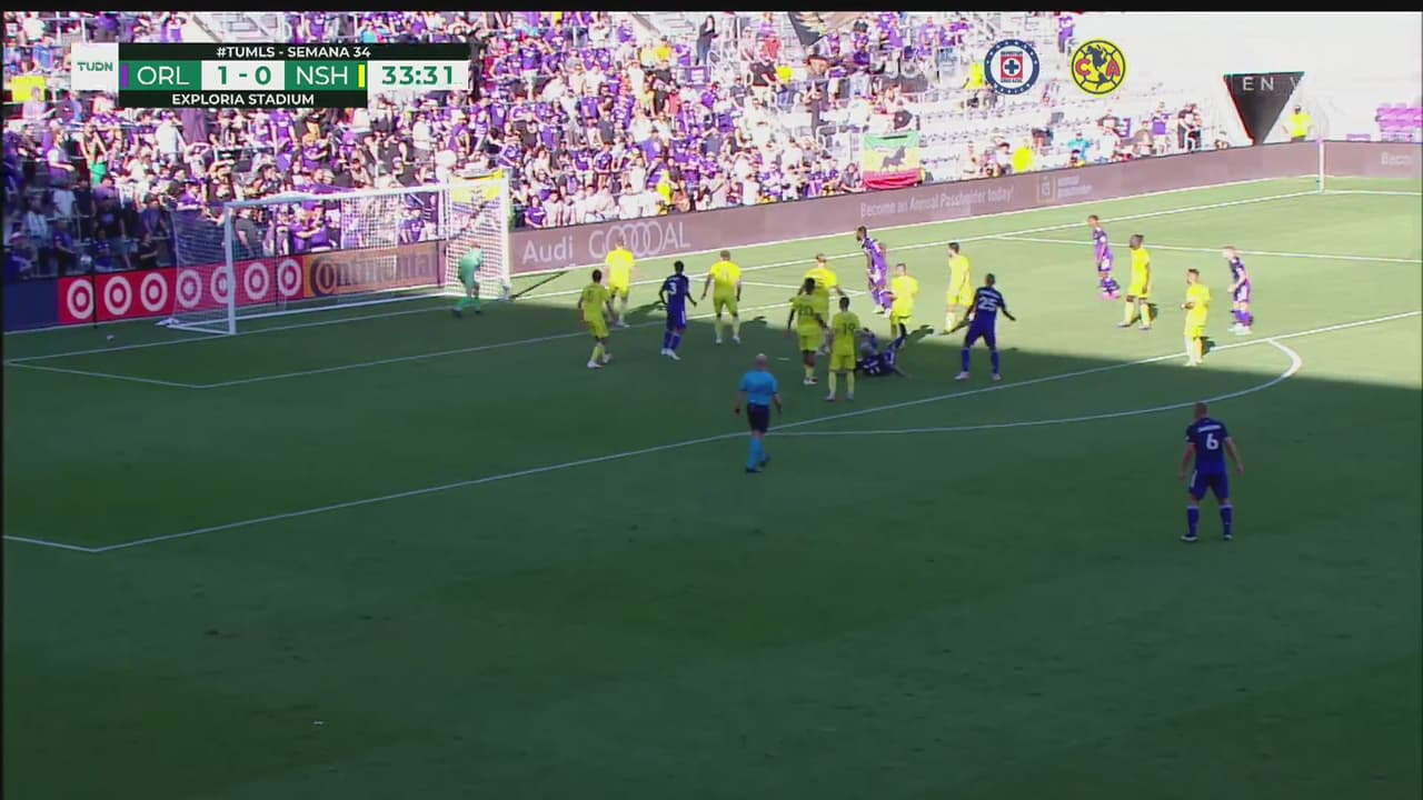 ¡Palo! La media vuelta de Junior Urso se estrella en el metal