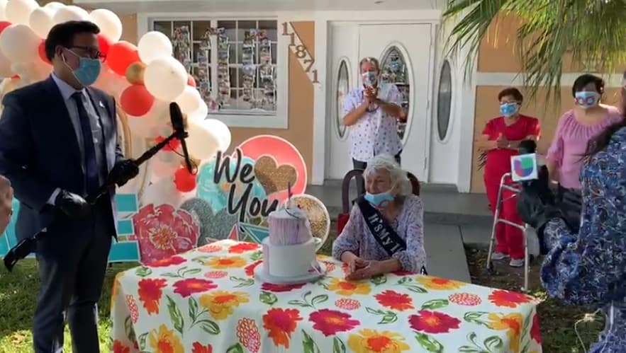 Respetando la sana distancia para protegerla del coronavirus todos le cantaron 'Feliz cumpleaños'.