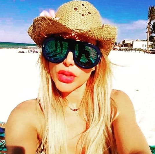 "No es un ácido hialurónico, es un biopolímero que tu cuerpo lo rechaza y, aunque te lo quiten, se sigue expandiendo. Entonces, dices, ¡wow! Yo me puse, no sé, ¿qué te gusta? ¡Ni medio centímetro! Una rayita de las agujas de insulina en cada lado. ¡O sea, nada! Y dices: No me lo pueden quitar, todavía", se lamentó Lorena.