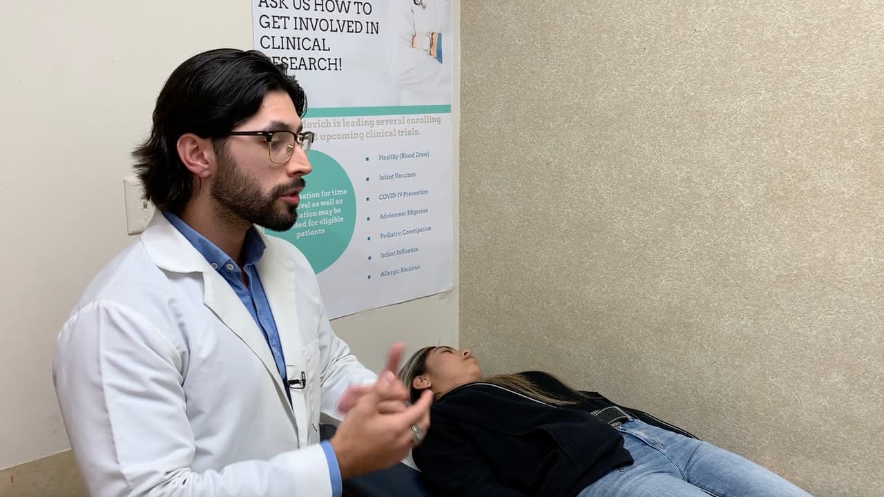 “Lo que pasa en un paro cardiorrespiratorio es que el corazón deja de latir,
<b> por lo que se necesita aplicar de inmediato la maniobra de RCP</b> para reemplazar el trabajo que hace el corazón”, explica el médico.