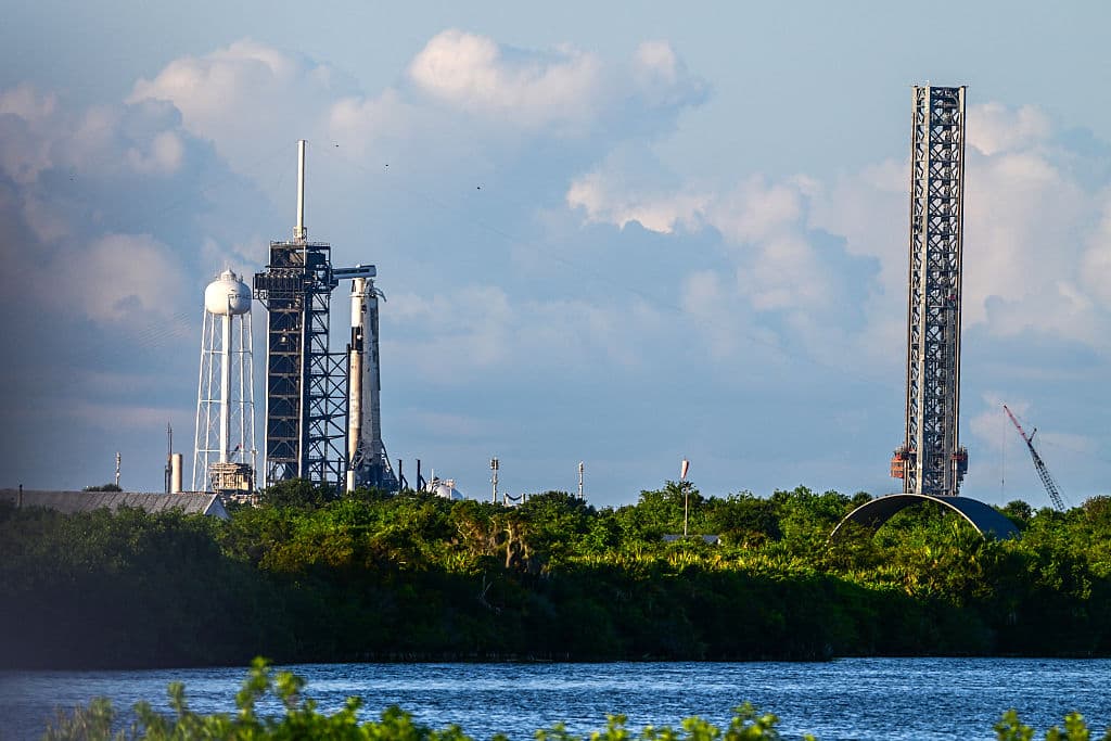 <b>Sabores del mundo en órbita: </b>Los astronautas llevaron comida típica: curry con arroz y néctar de mango (India), pasta de paprika picante (Hungría) y pierogis polacos liofilizados para compartir cultura en el espacio.