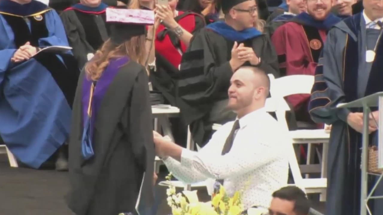 Video: "Creo que dijo que sí", la inesperada propuesta matrimonial de un joven hispano en plena graduación 