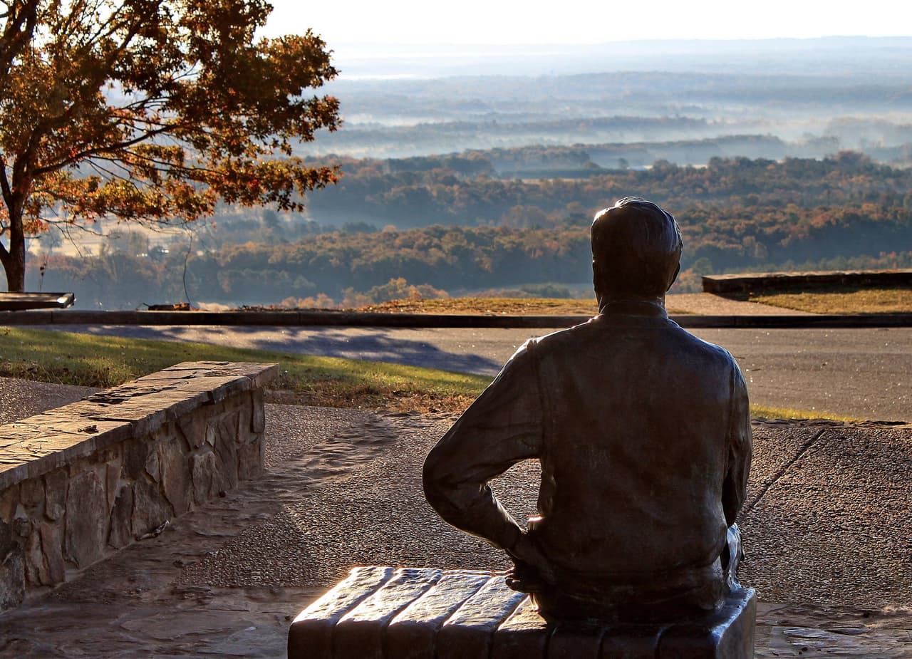 <a href="https://gastateparks.org/FDRoosevelt"><b>F.D. Roosevelt State Park (Pine Mountain):</b></a> Al sur de Atlanta, una escultura de tamaño natural del presidente Franklin D. Roosevelt marca el mirador de Dowdell's Knob. Al llegar, sigue las llamas de color azul claro del Dowdell's Knob Trail. Caminarás una milla a través de robles y nogales hasta que quedará al descubierto una impresionante extensión de prados y bosques. Los marcadores te llevarán, además, hasta una cascada cerca del acantilado Brown Dog.