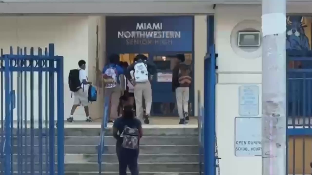 Video del ataque: Lo que se sabe del apuñalamiento durante pelea en una escuela secundaria de Miami