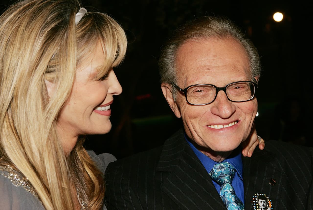 Larry King, uno de los comunicadores más famosos de Estados Unidos, también es otra de las personalidades que se convirtió en padre a sus 60 años.