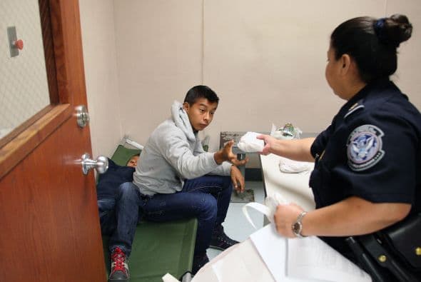 Y donde se detenía a indocumentados adultos ahora deben atender a cientos de niños. (Crédito: cbp.gov).