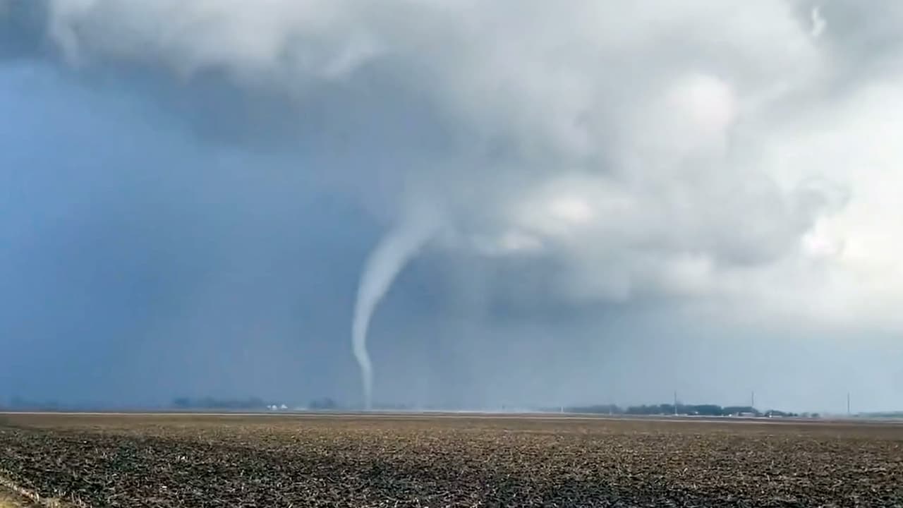 Tres tornados tocaron tierra en Illinois, confirma el Servicio Meteorológico 