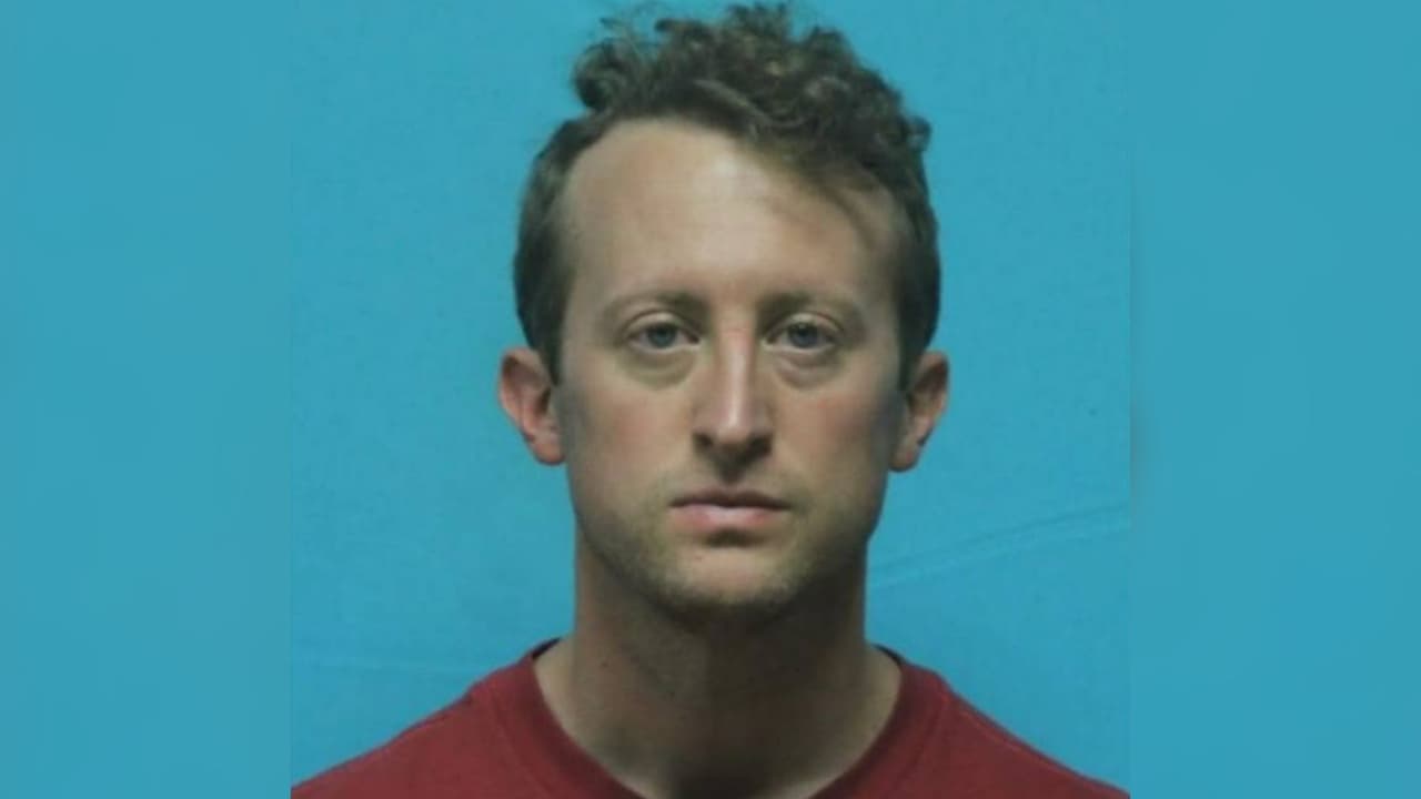 Exmaestro de Keller ISD enfrenta 17 cargos por abuso sexual de estudiantes