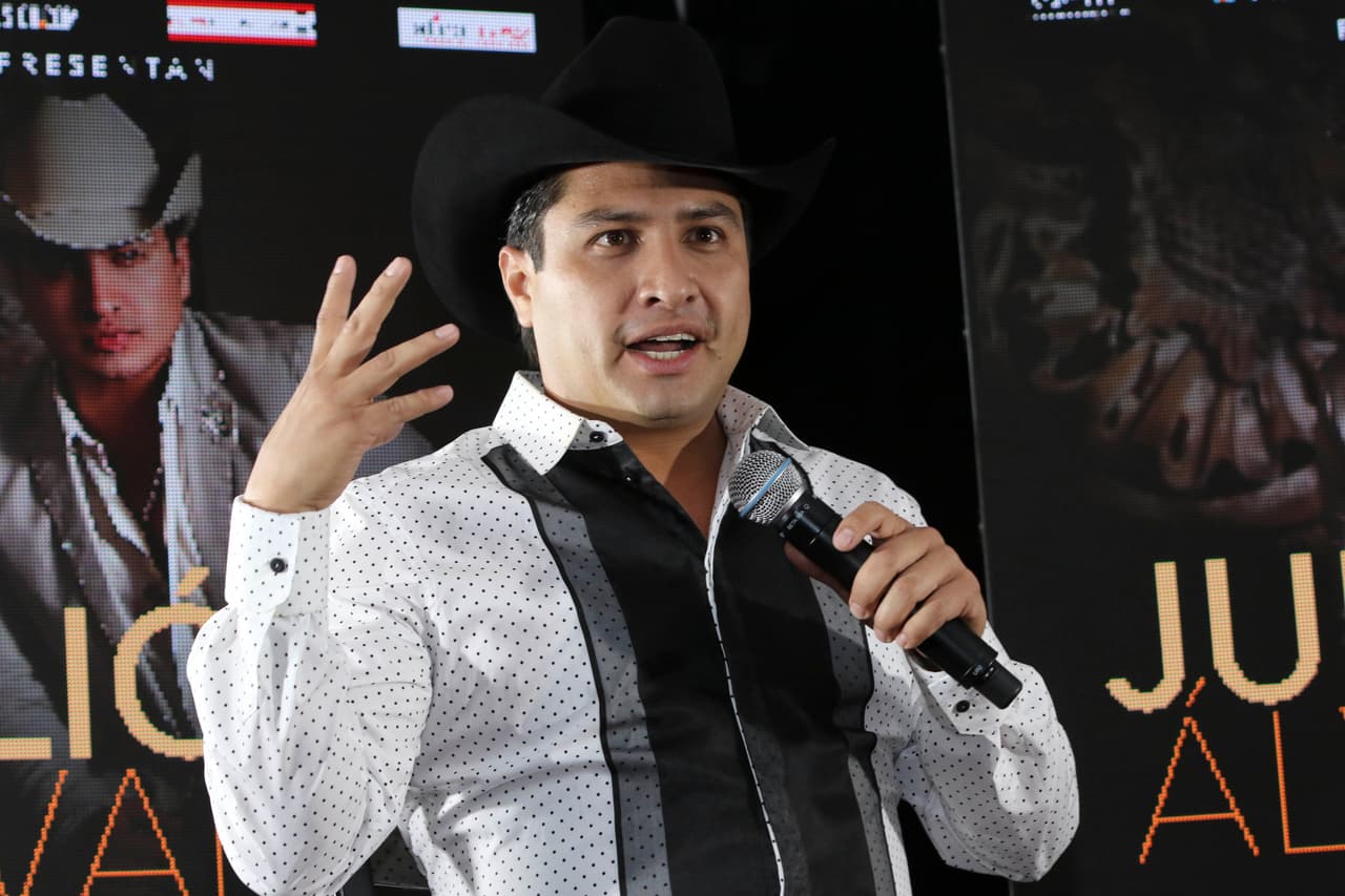 Julión Álvarez es uno de los más grandes intérpretes del Regional mexicano y, aunque su parecido físico no es tan impactante, Julión atraviesa momentos difíciles pues se le relacionó con un presunto narcotraficante.