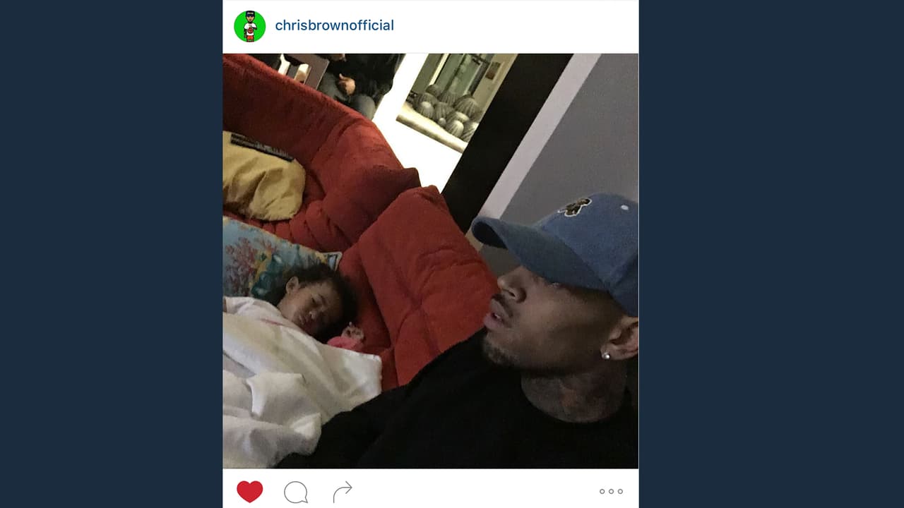 Chris Brown se robó un selfie mientras su hija dormía. So cute!!!