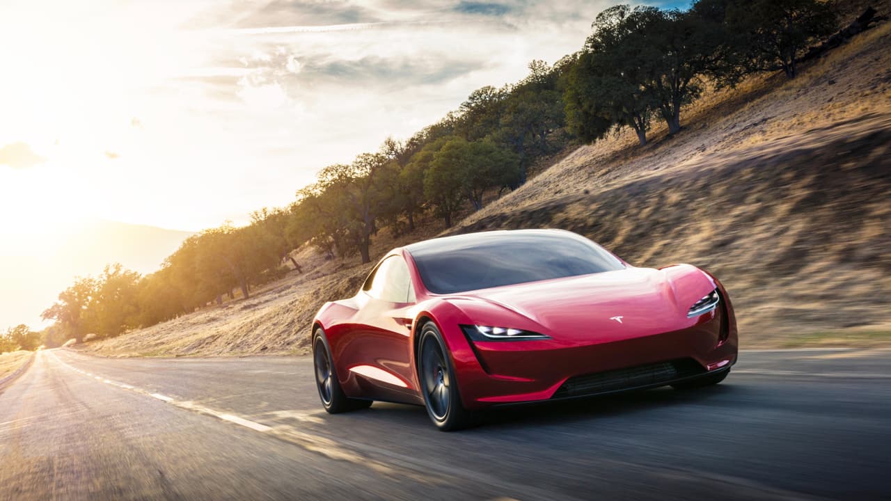 El Tesla Roadster cuenta con 
<b>620 millas de autonomía por carga</b>, superando ampliamente la distancia que la mayoría de los carros de producción recorre entre cada llenado de tanque de combustible. Tesla aún no ha dicho cuanto tiempo tarda en recargar la batería, pero los avances tecnológicos del fabricante en esa materia nos permiten ser cautelosamente optimistas en este departamento.